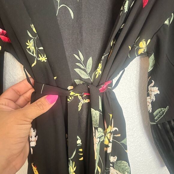 Very J Black and Red Wrap Kimono with Dolman Sleeves - Picture 3 of 6